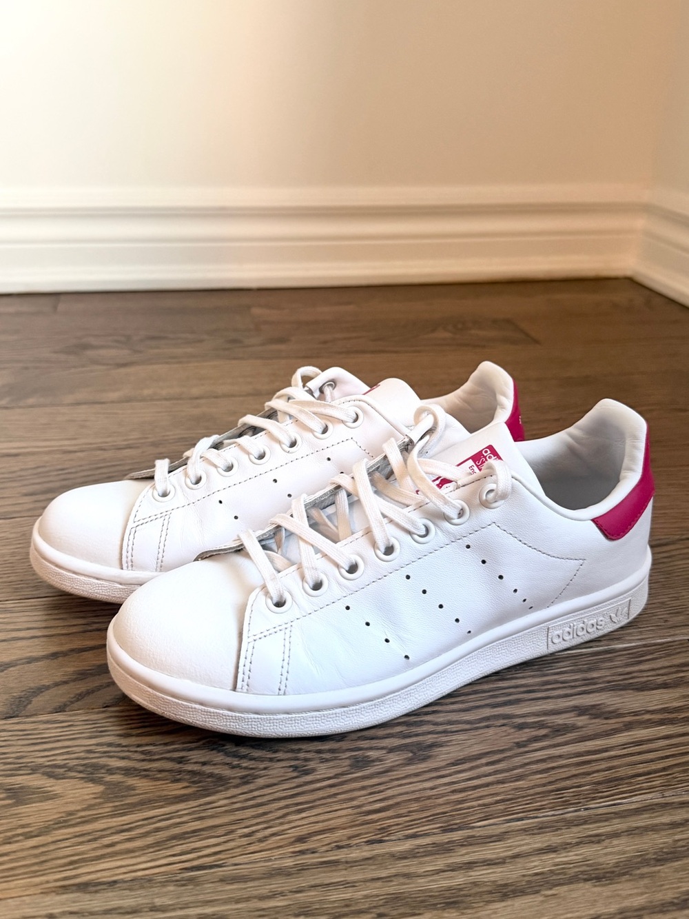 Adidas Stan Smith White & Pink Sneakers | Women’s Size 7 / Youth 5.5